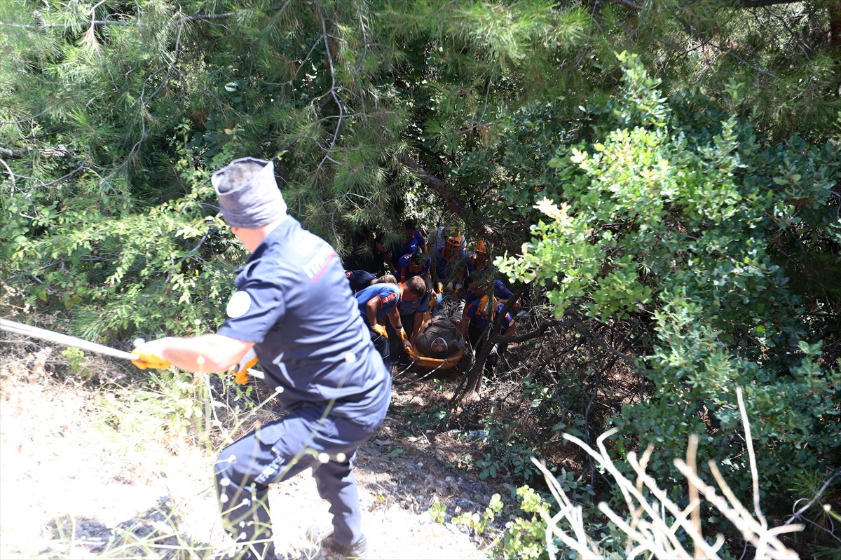Düştüğü ormanlık alanda mahsur kalan kişi ekiplerce kurtarıldı