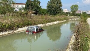 DÜZCE (AA) – Düzce'de sürücüsünün el frenini çekmeyi unuttuğu cipin