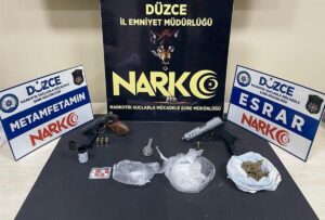 DÜZCE (AA) – Düzce'de düzenlenen uyuşturucu operasyonunda gözaltına alınan 3