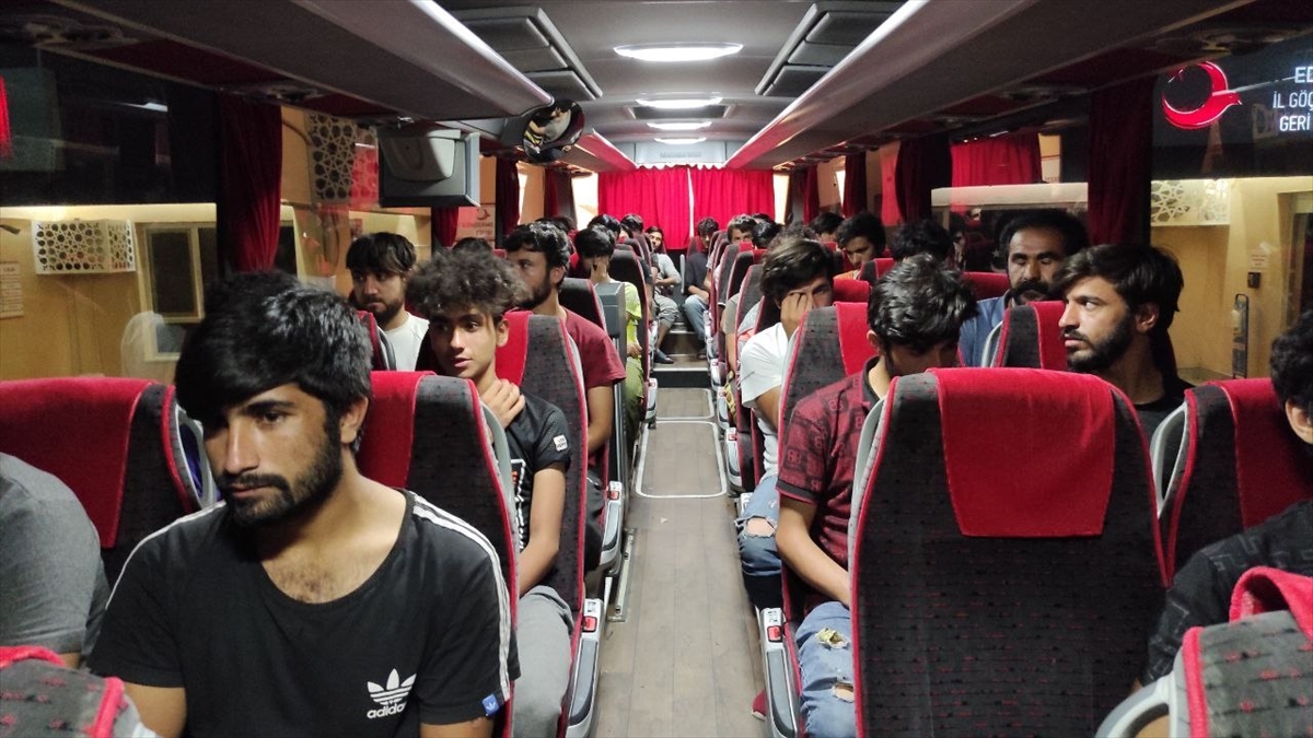 Edirne'de 227 düzensiz göçmen sınır dışı edilmek üzere İstanbul'a gönderildi