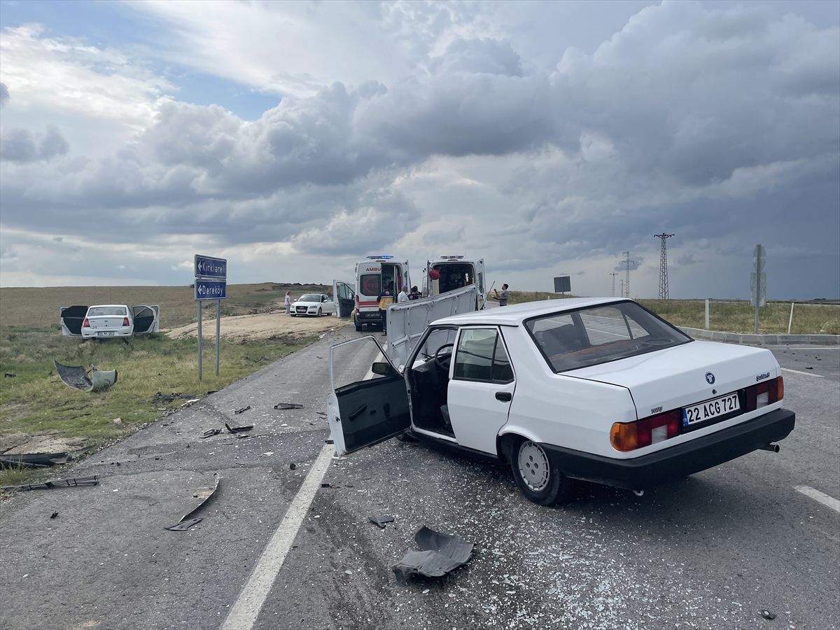 Edirne'de iki otomobilin çarpıştığı kazada 3 kişi yaralandı