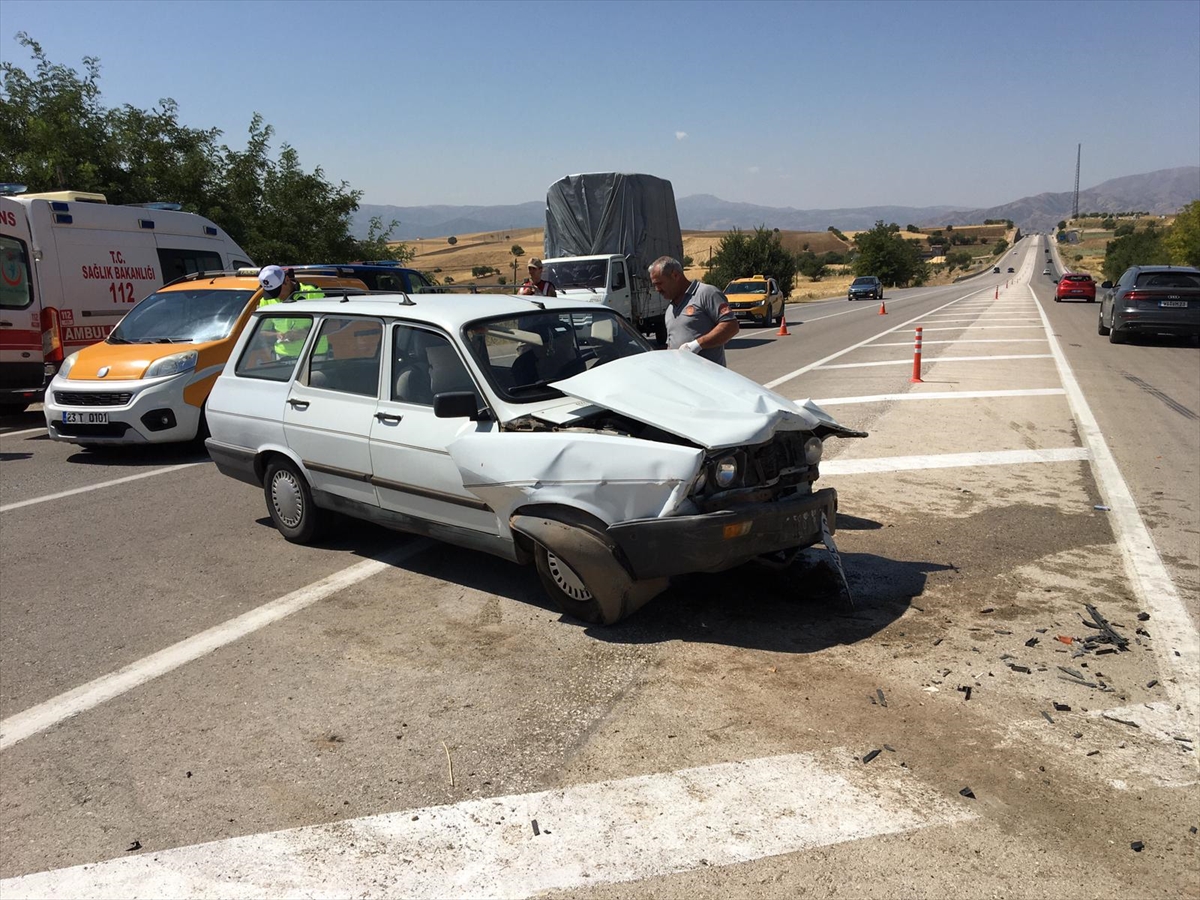 Elazığ'da iki otomobilin çarpıştığı kazada 5 kişi yaralandı
