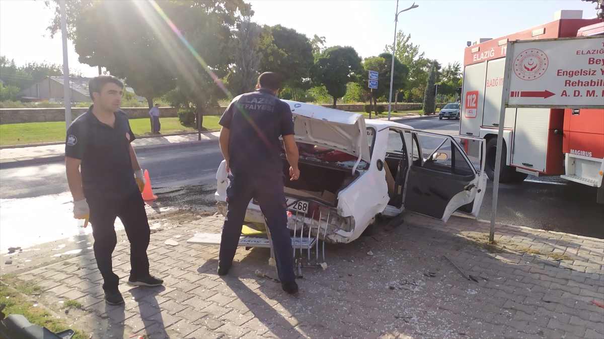 Elazığ'da minibüs ile otomobilin çarpışması sonucu 7 kişi yaralandı