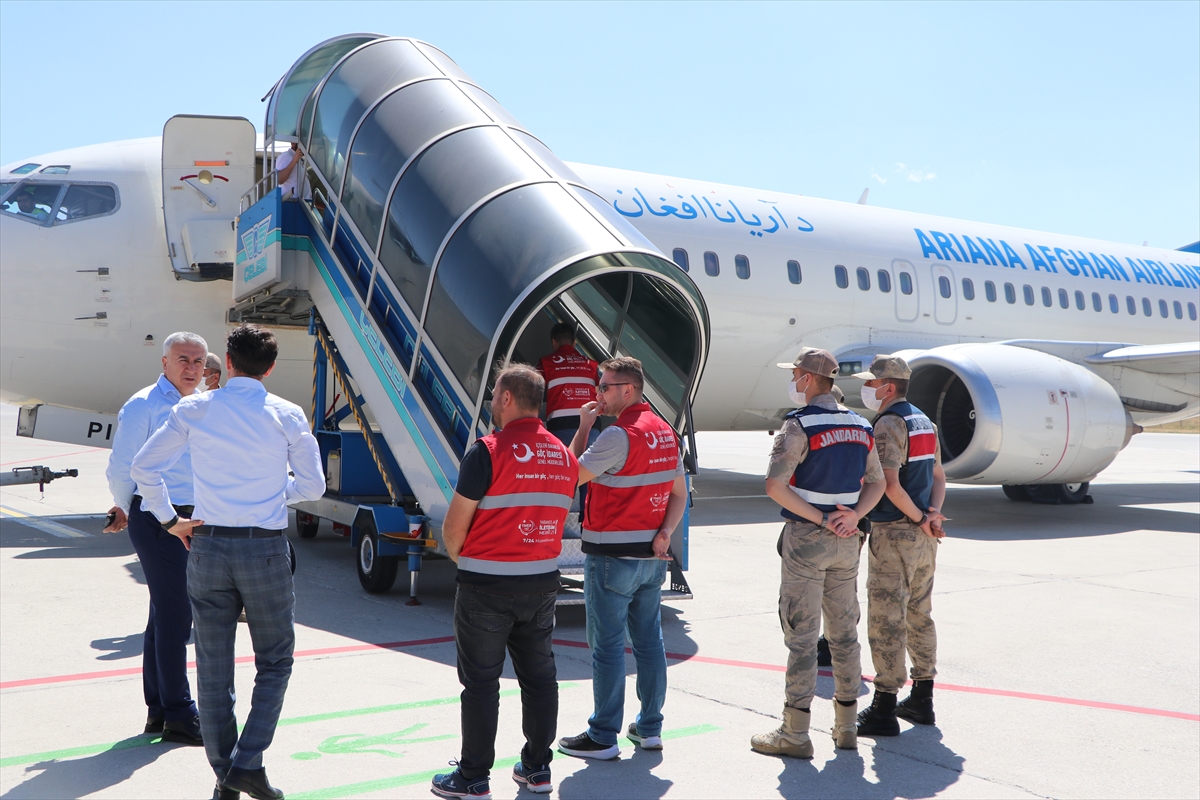 Erzurum'da Afganistan uyruklu 136 düzensiz göçmen ülkelerine gönderildi