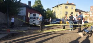 ERZURUM (AA) – Erzurum’un Yakutiye ilçesinde evlerinin önünde oturan vatandaşlara