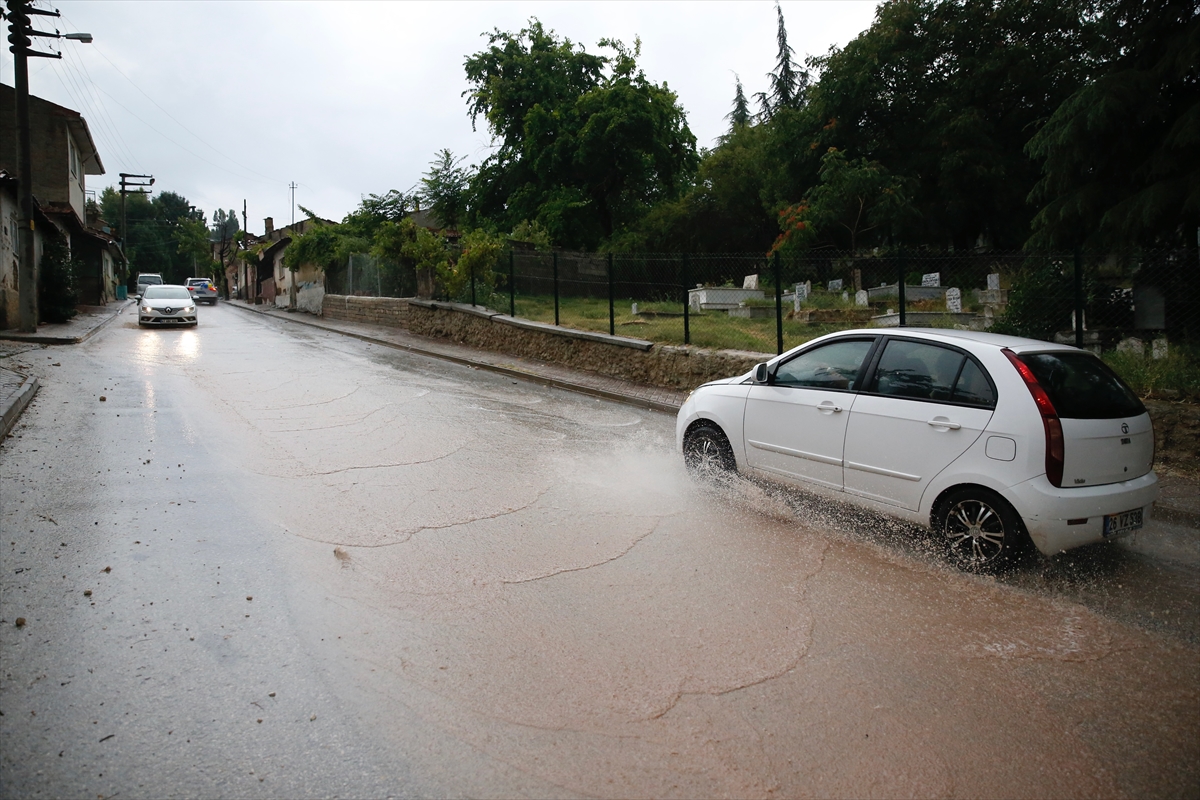 Eskişehir'de sağanak hayatı olumsuz etkiledi