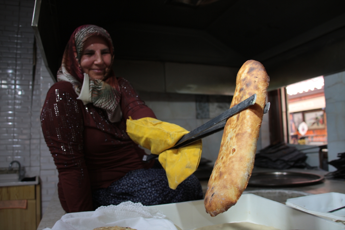 Evinin garajında başladığı tandır ekmeği yapımını üç şubede 23 çalışanıyla sürdürüyor