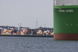 - Limanın yaklaşık 1.900 çalışanı, işverenin ücret artışı teklifinin taleplerinin