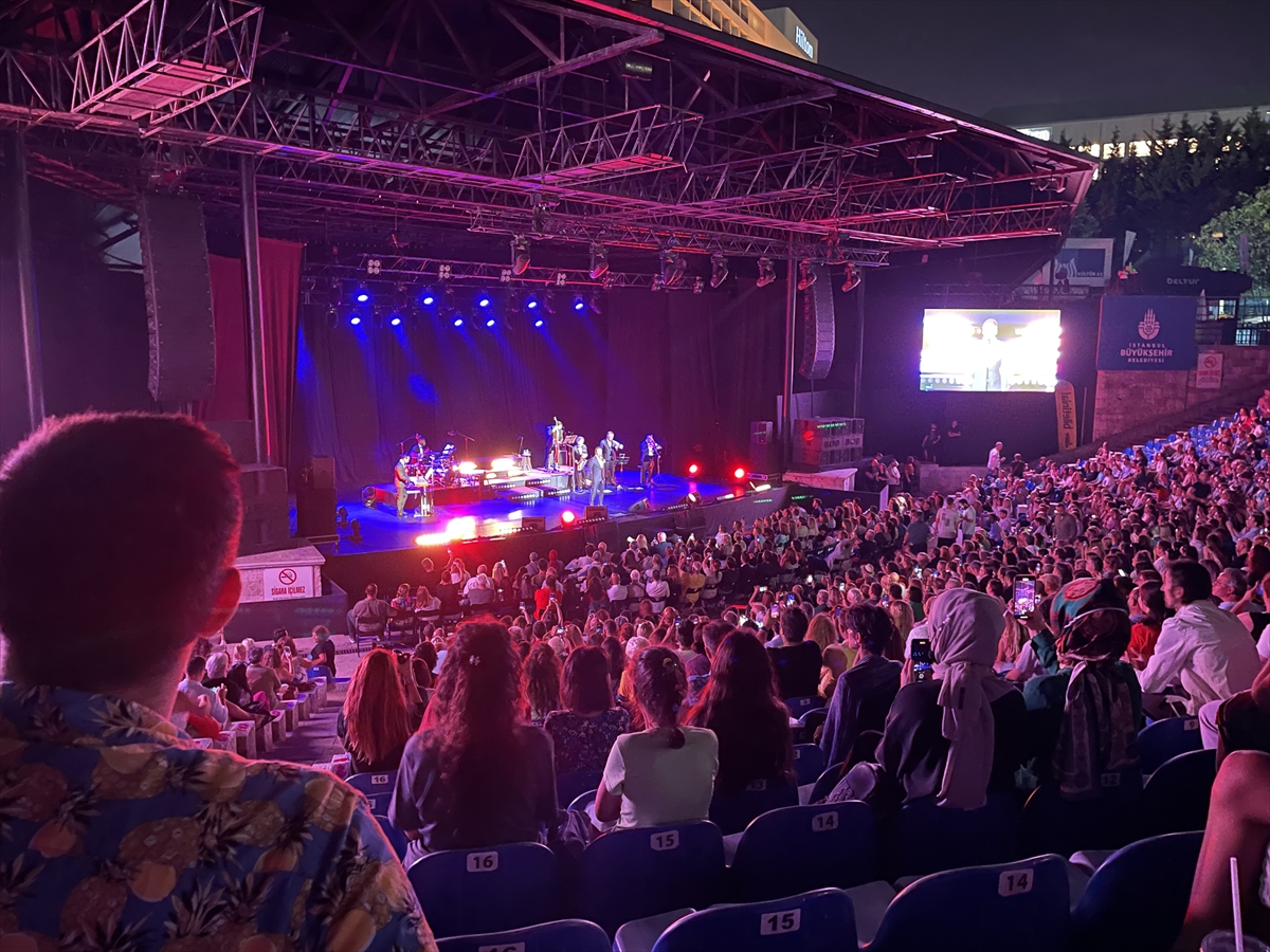 Fransız sanatçı Dany Brillant, İstanbul'da konser verdi