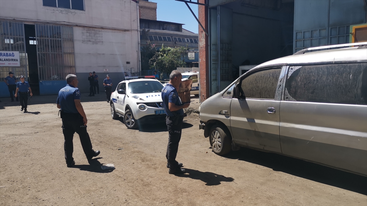 Gaziantep'te bir iş yerine düzenlenen silahlı saldırıda 4 kişi yaralandı