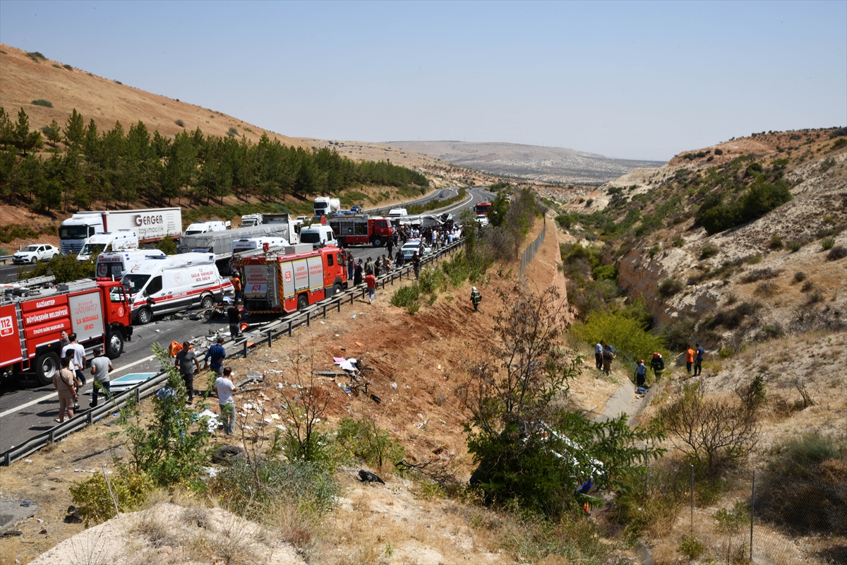 GÜNCELLEME 2 – Gaziantep'te kaza yapan araca müdahale eden ekiplere yolcu otobüsü çarptı, 16 kişi öldü
