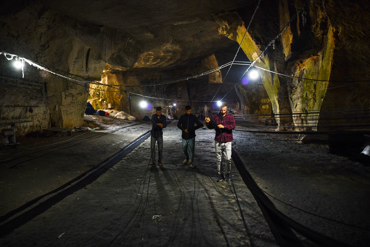 Gaziantep'te sıcak havadan etkilenmeyen kendir ustaları mağaralarda üretimlerini sürdürüyor