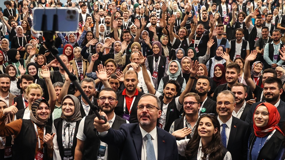 Bakan Kasapoğlu, Türkiye Gençlik STK'ları Platformu'nun gençlik programına katıldı: