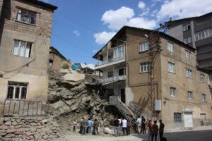 HAKKARİ (AA) – Hakkari'de temel kazısı sırasında mutfak duvarı yıkılan