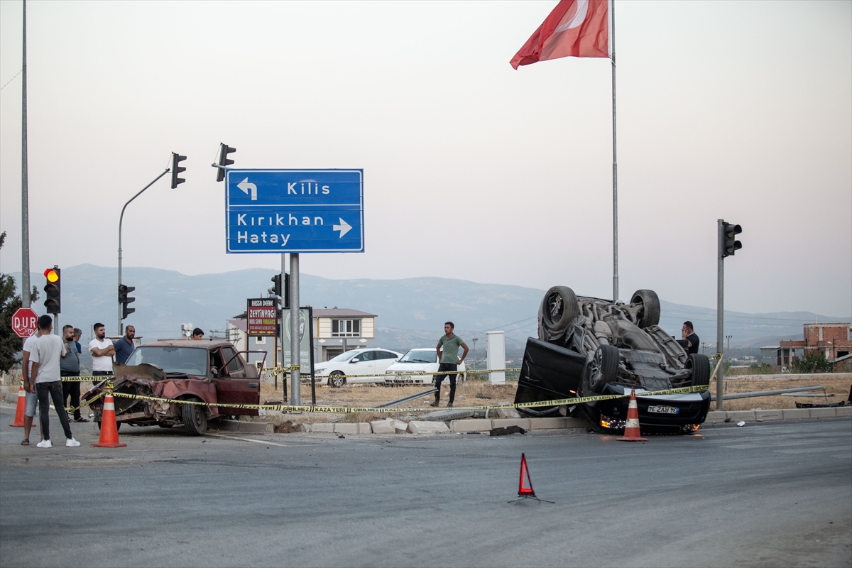 Hatay'da iki otomobilin çarpışması sonucu 5 kişi yaralandı