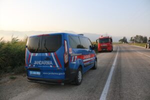 HATAY (AA) – Hatay’ın Kırıkhan ilçesinde sulama kanalına devrilen otomobilin