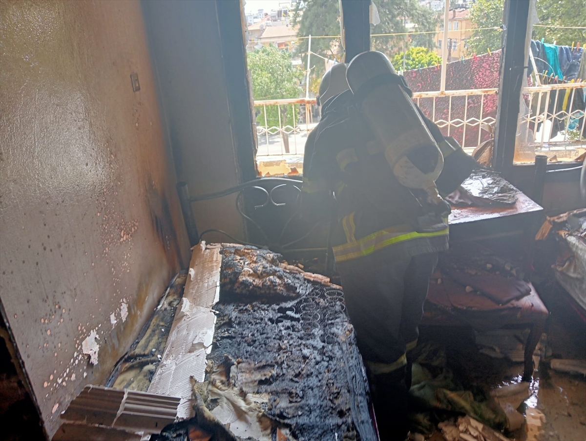 Hatay'da yangın çıkan evde mahsur kalan 3 çocuğu itfaiye kurtardı