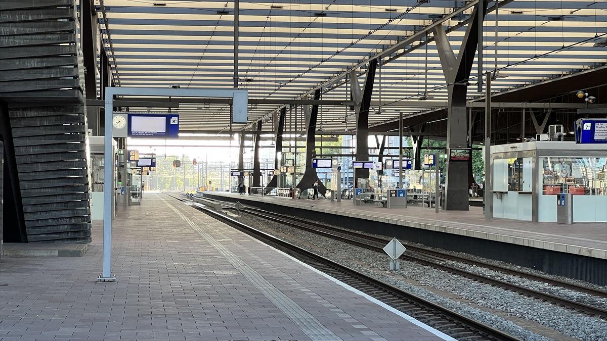 Hollanda'da demir yolu çalışanları greve gitti