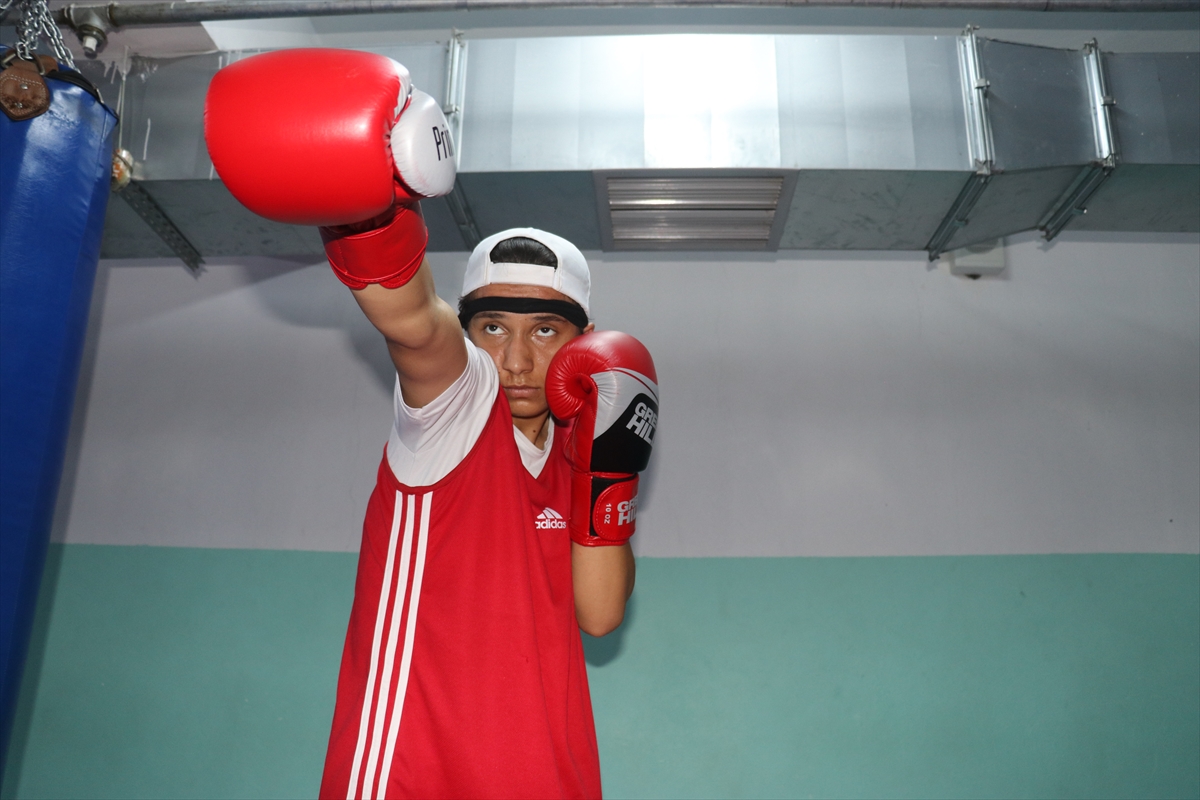 Iğdırlı boksör Kader, Avrupa şampiyonu olmak için yumruk sallıyor