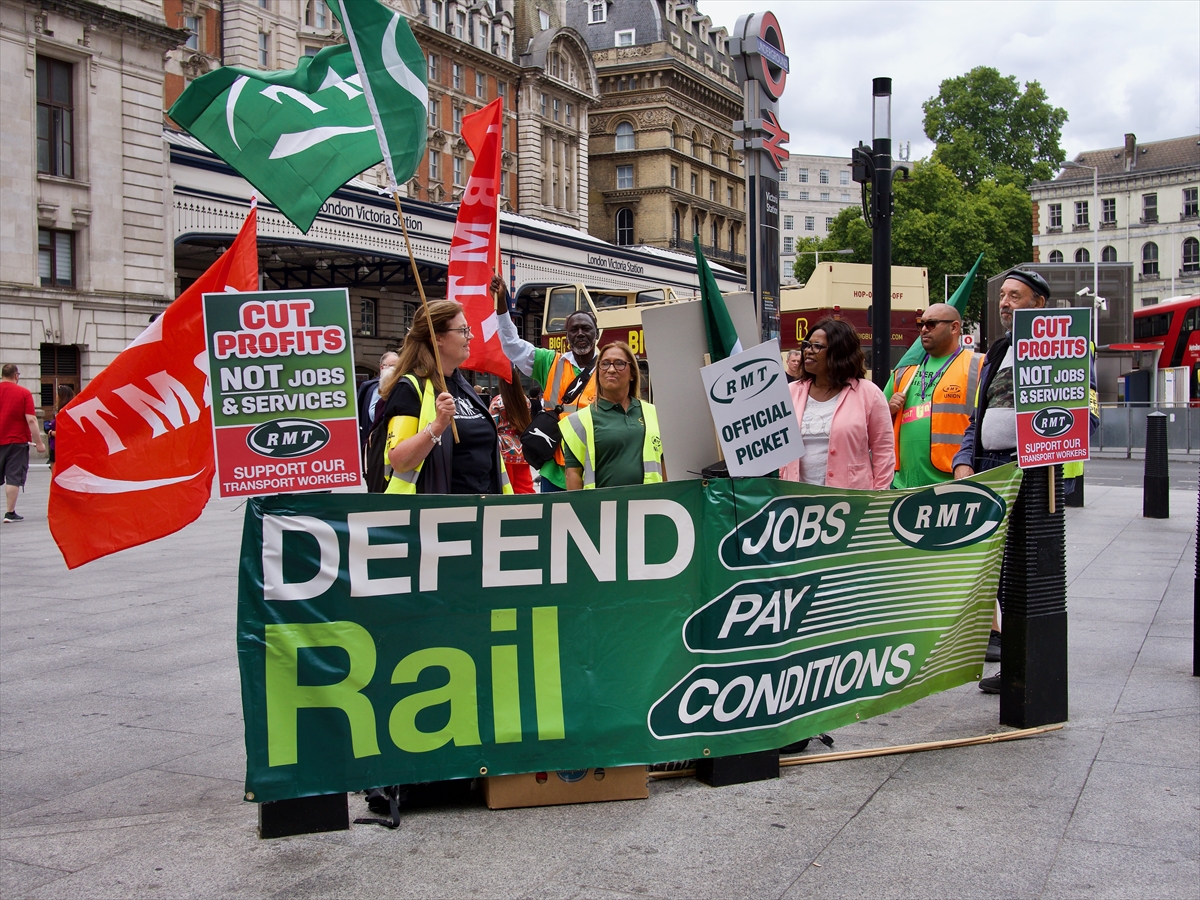İngiltere'de demir yolu çalışanlarının iş bırakma eylemi devam ediyor