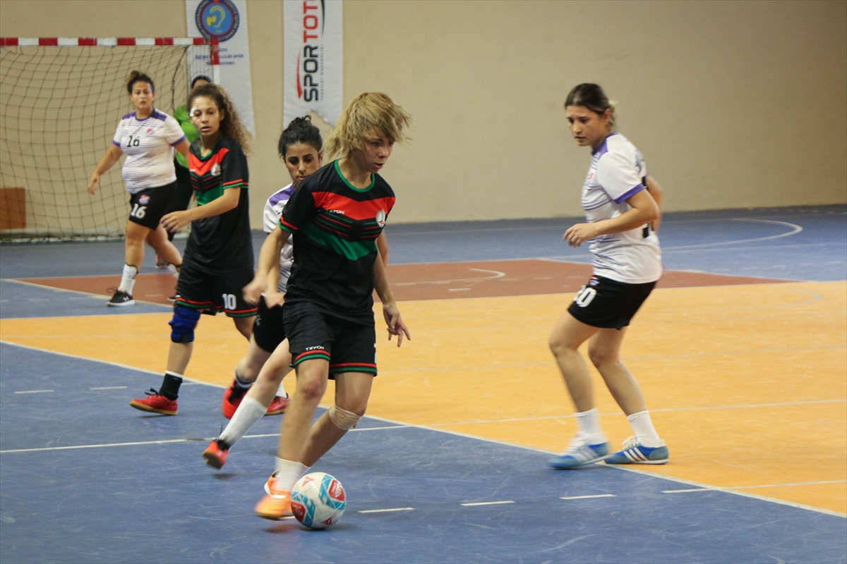 İşitme Engelliler Kadın Futsal Türkiye Şampiyonası Karabük'te sürüyor