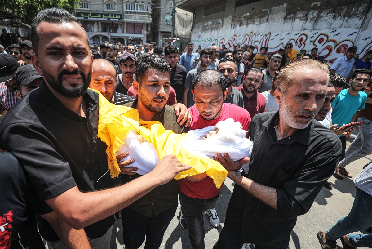 İsrail'in Gazze saldırılarında hayatını kaybeden 5 Filistinlinin naaşı toprağa verildi