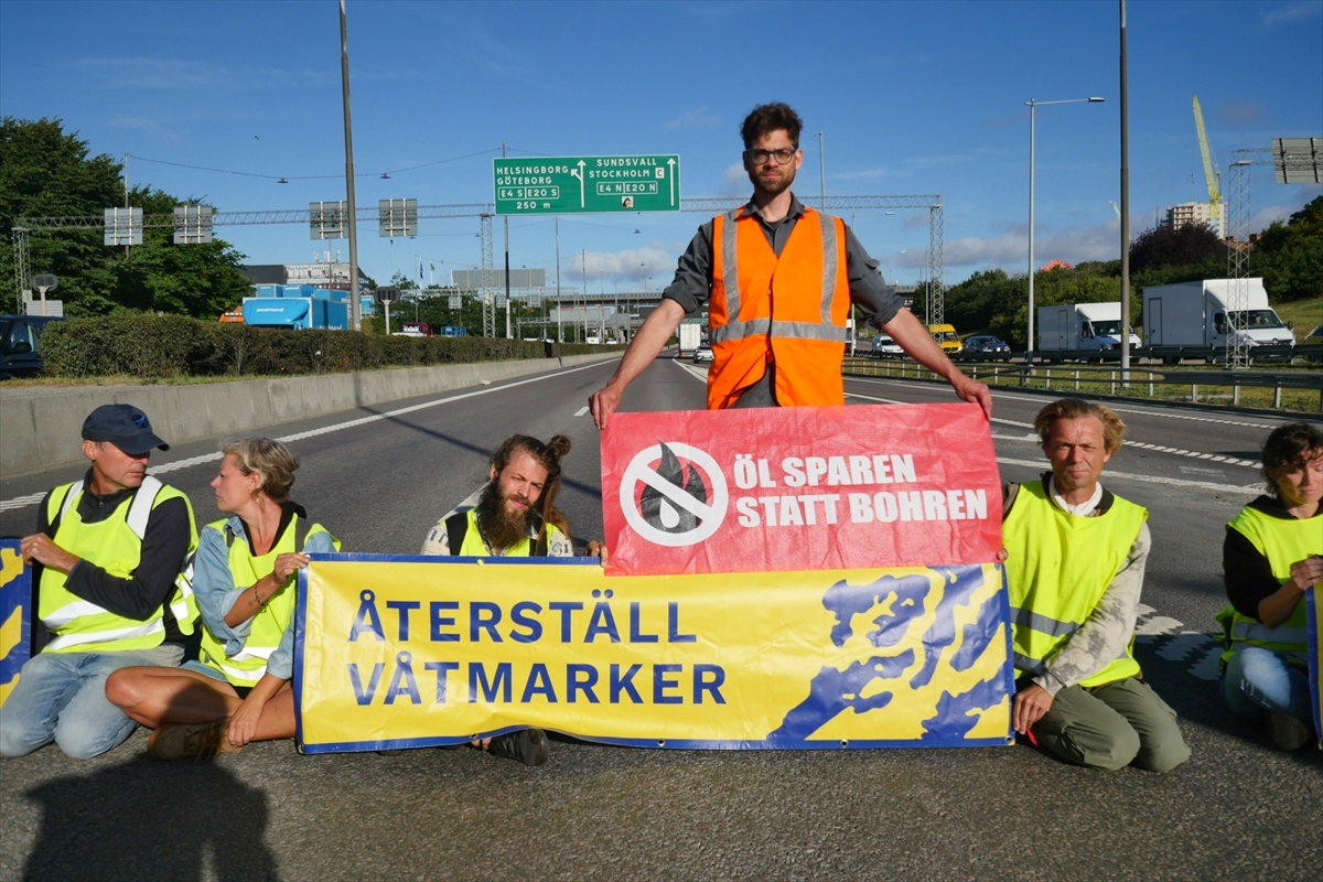 İsveç'te ambulansın da olduğu yolda trafiği kesen aktivistler hakkında soruşturma