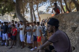 ROMA (AA) – Akdeniz'de İtalya'ya ait Lampedusa Adası'ndaki düzensiz göçmenlerin