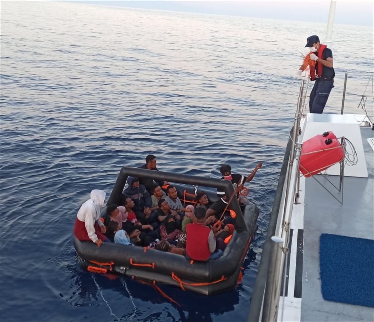 İzmir açıklarında can salındaki 23 düzensiz göçmen kurtarıldı