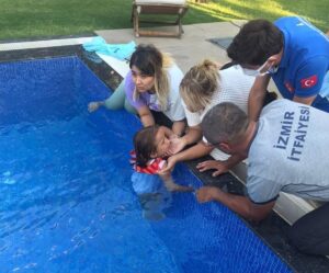 İZMİR (AA) – İzmir'in Çeşme ilçesinde, havuzun temizlemesi için kurulan