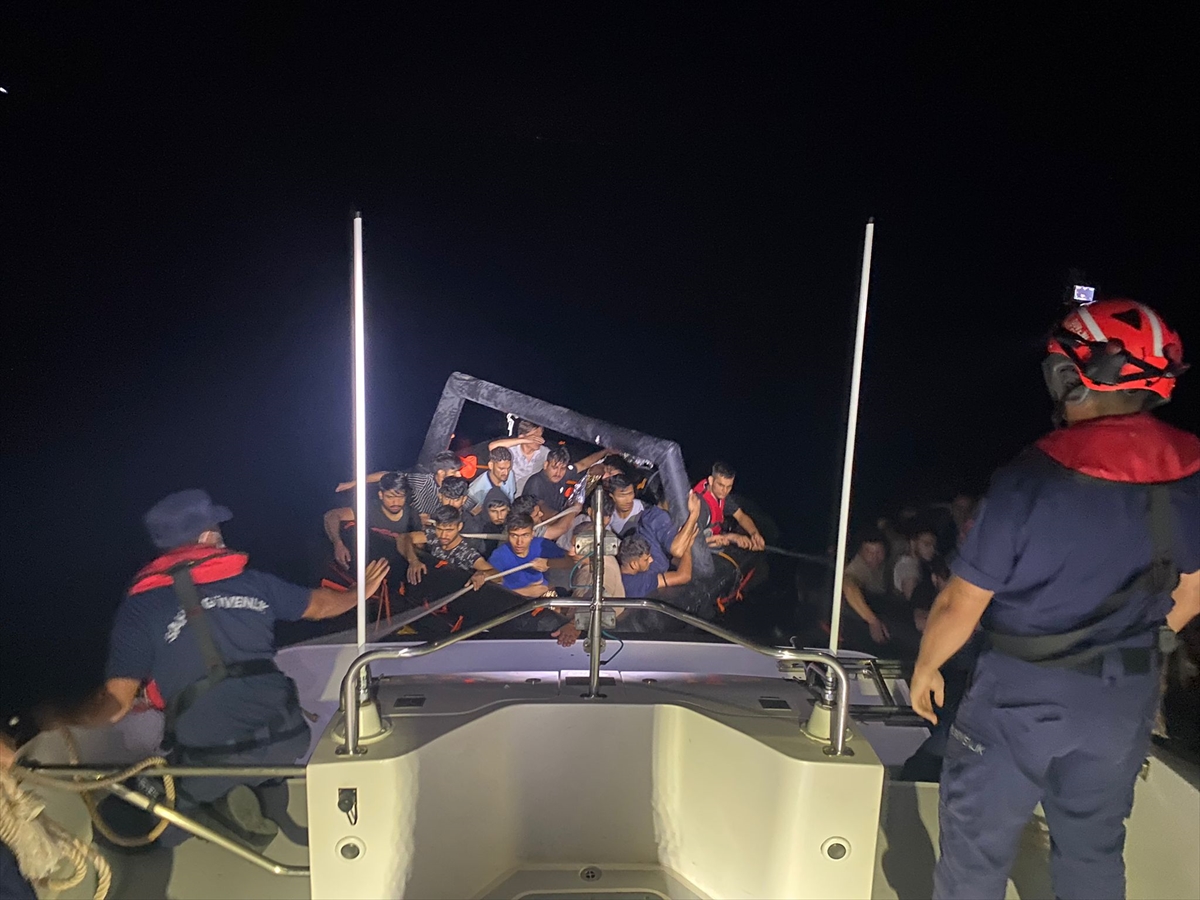 İzmir'de geri itilen 33 düzensiz göçmen kurtarıldı