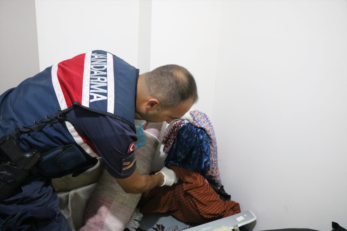 İzmir'de göçmen kaçakçılığı yaptıkları iddiasıyla  4 şüpheli tutuklandı