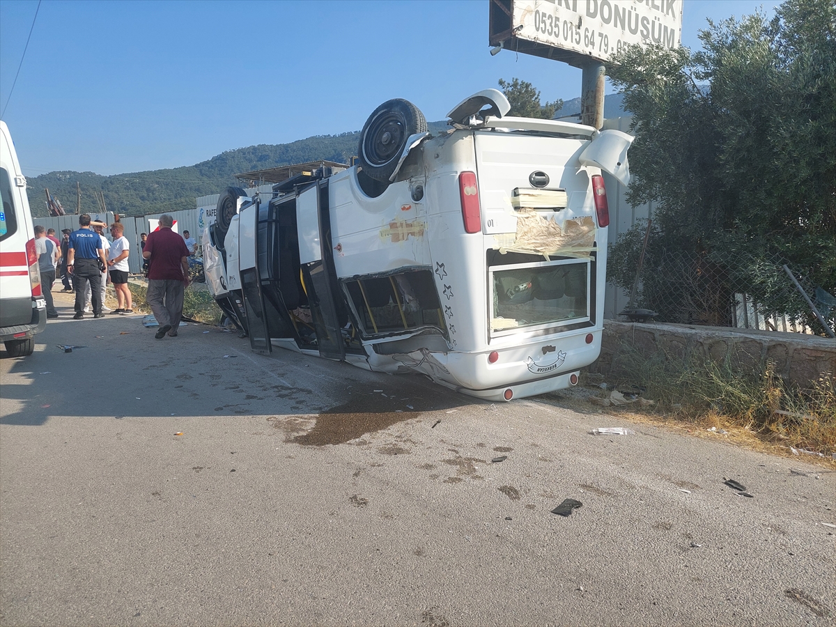İzmir'de minibüsle otomobilin çarpışması sonucu 5 kişi yaralandı
