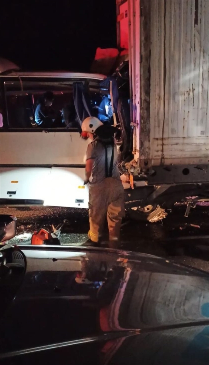 İzmir'de servis minibüsüyle tırın çarpışması sonucu 2 kişi öldü
