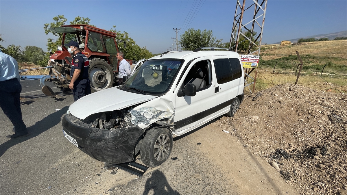 Kahramanmaraş'ta otomobil ile hafif ticari aracın çarpıştığı kazada 7 kişi yaralandı