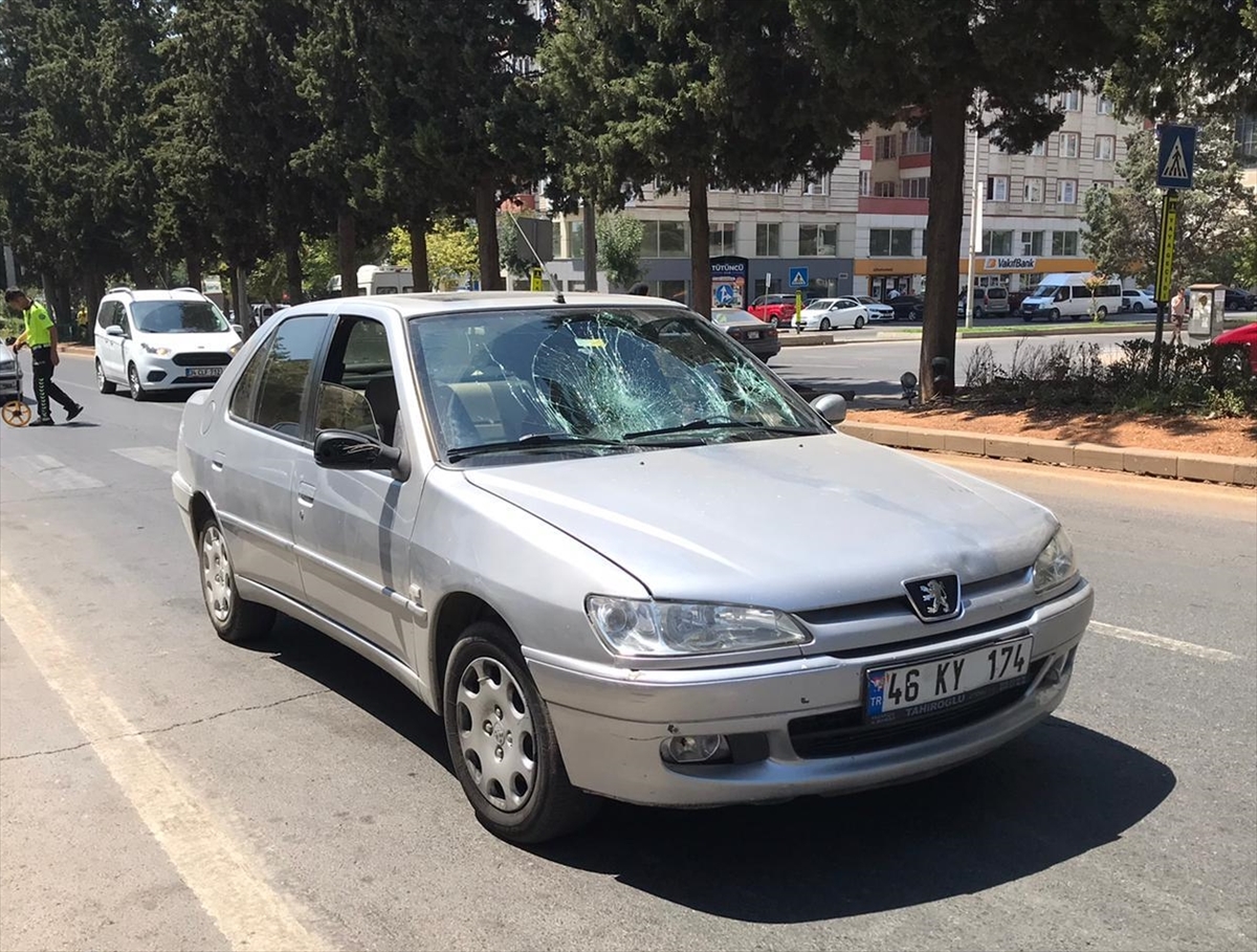 Kahramanmaraş'ta otomobilin yayaya çarpması güvenlik kamerasına yansıdı