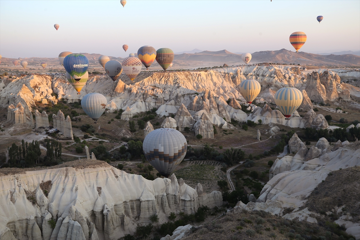 Kapadokya'da turistler yeni günü gökyüzünde karşıladı