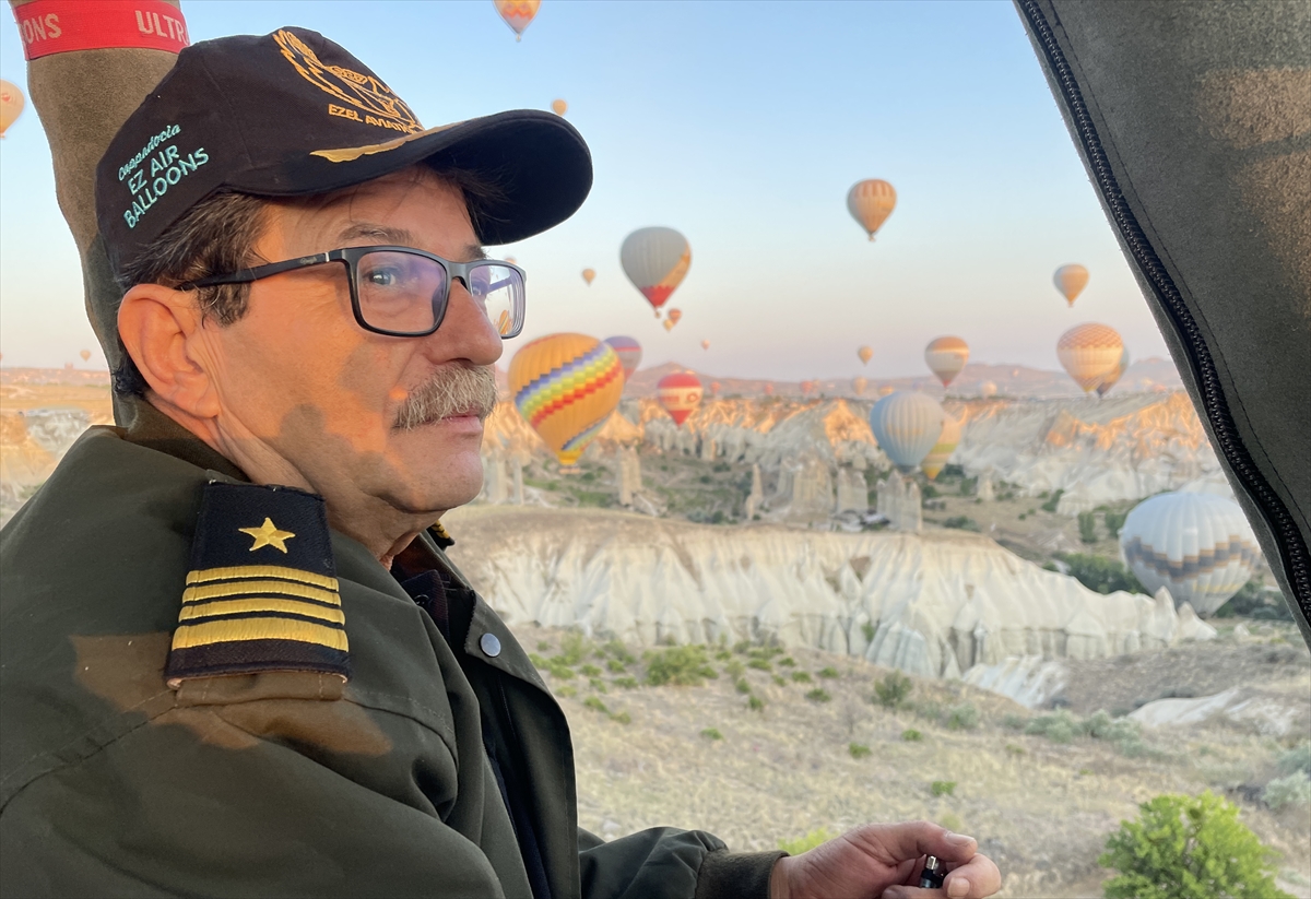 Kapadokya'nın ilk balon pilotu 35'nci yılını gökyüzünde pasta keserek kutladı