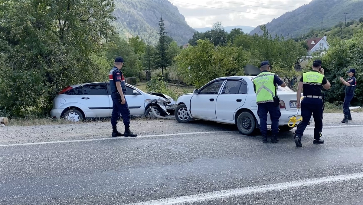 Karabük'te çarpışan iki otomobildeki 5 kişi yaralandı