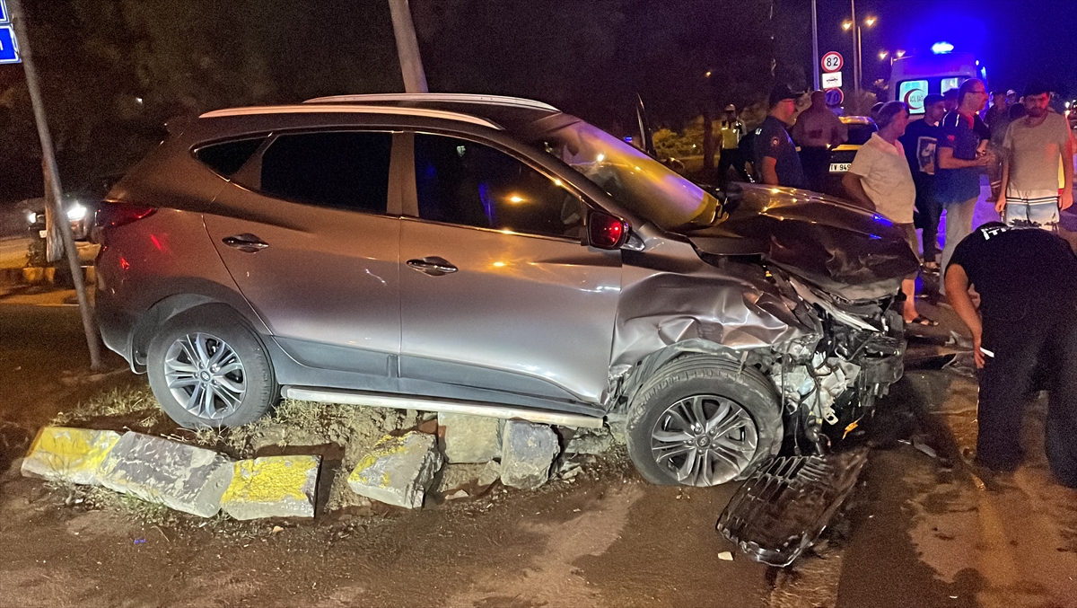 Karabük'te ciple otomobilin çarpıştığı kazada 3'ü çocuk 6 kişi yaralandı
