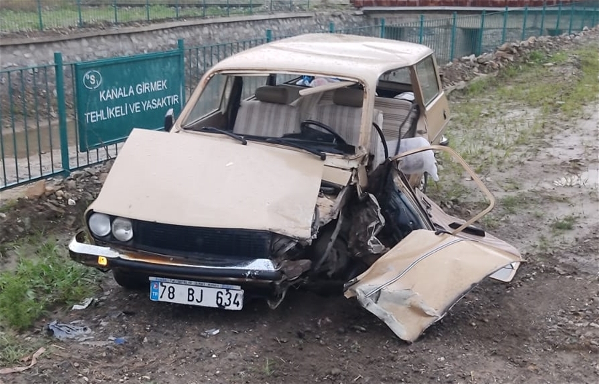Karabük'te iki otomobilin karıştığı trafik kazasında 2 kişi ağır yaralandı
