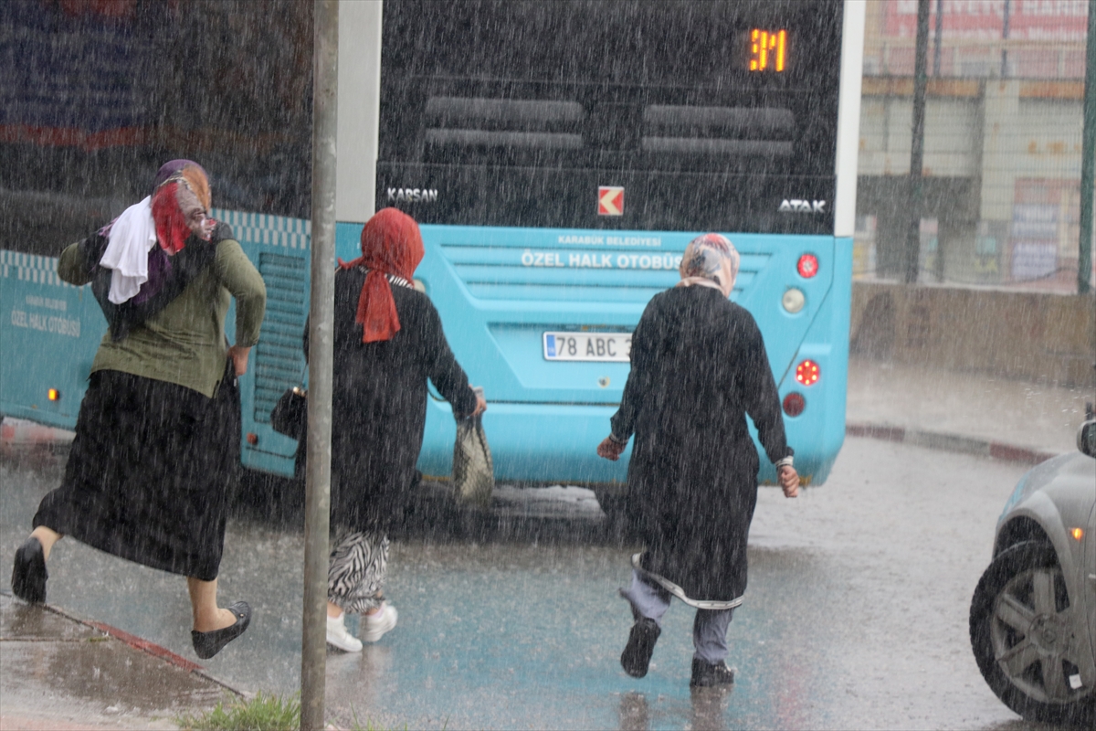 Karabük'te sağanak ve dolu etkili oldu