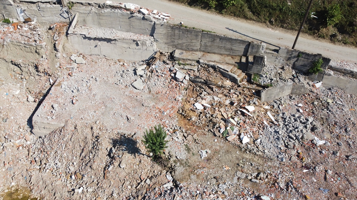 Karabük'te selden zarar gören 12 bina yıkıldı