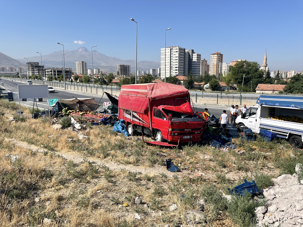 Karpuz yüklü kamyonete çarpan otomobilin sürücüsü öldü