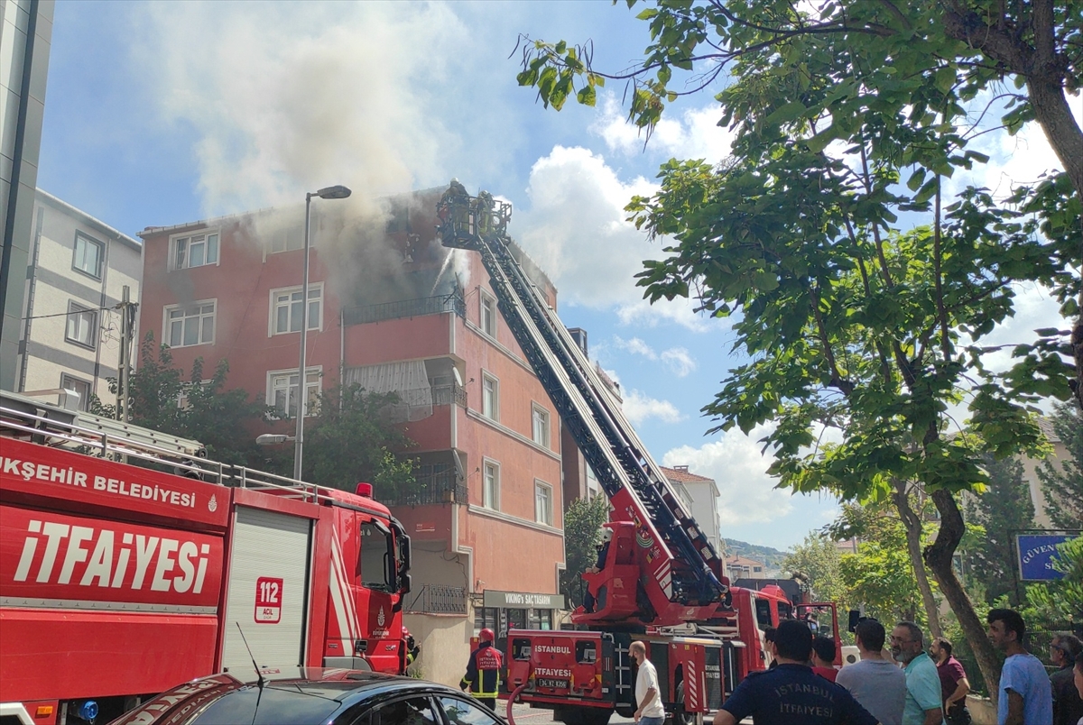 Kartal'da bir binada çıkan yangında 4 kişi dumandan etkilendi