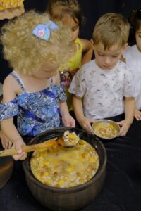 KASTAMONU (AA) – Kastamonu'da çocuklar yaptıkları aşureyi komşularına ikram etti.