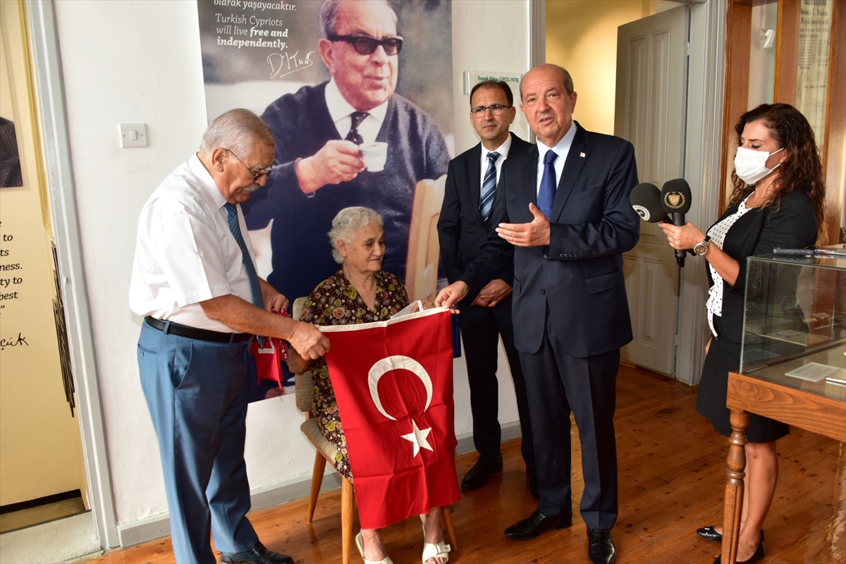 Kıbrıs'ta İngiliz sömürge döneminde elinde diktiği Türk bayrağını müzeye hediye etti