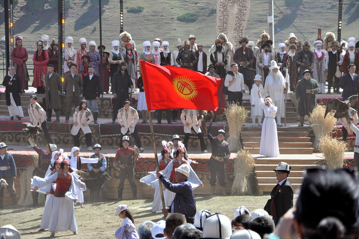 Kırgızistan bayrağı, ülkenin bağımsızlığının 31. yıl dönümünde Tanrı Dağları'nda göndere çekildi