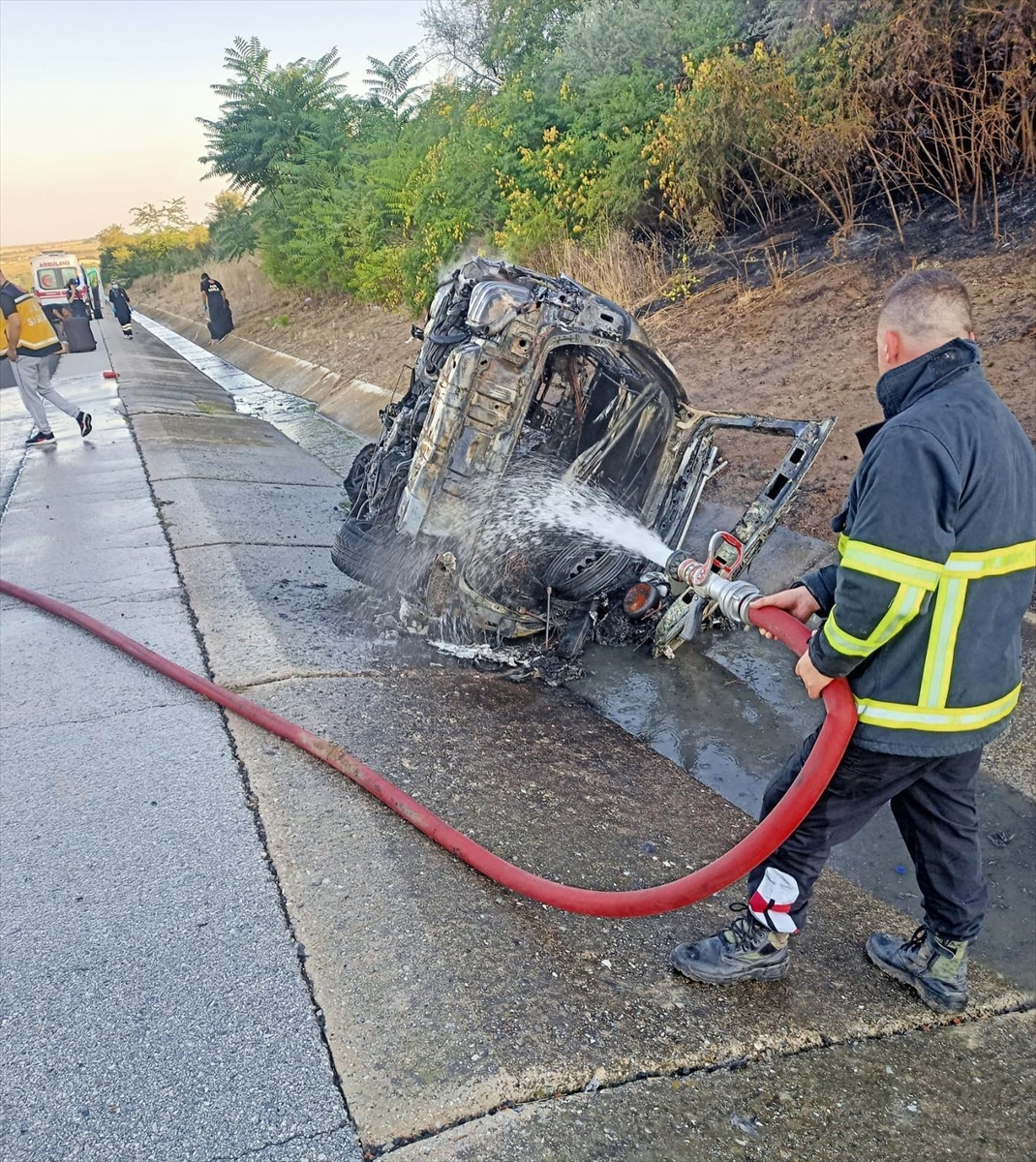 Kırklareli'nde bariyere çarpıp alev alan otomobildeki yabancı uyruklu 5 kişi yaralandı