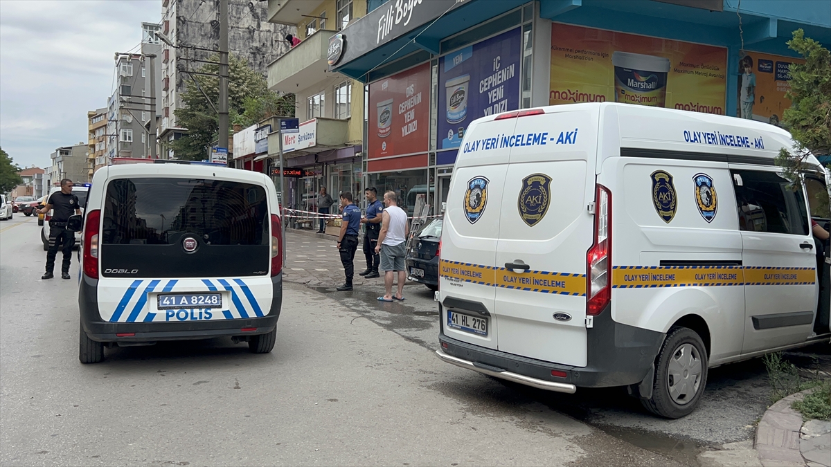 Kocaeli'de aracının başında silahlı saldırıya uğrayan kişi yaralandı